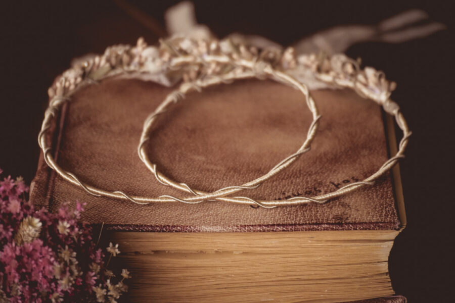 Στέφανα πλεγμένα με μεταξωτό σχοινί και πορσελάνινο μπουκέτο στο πίσω μέρος | στέφανα γάμου πορσελάνινα - πορσελάνη από Velissaria.gr