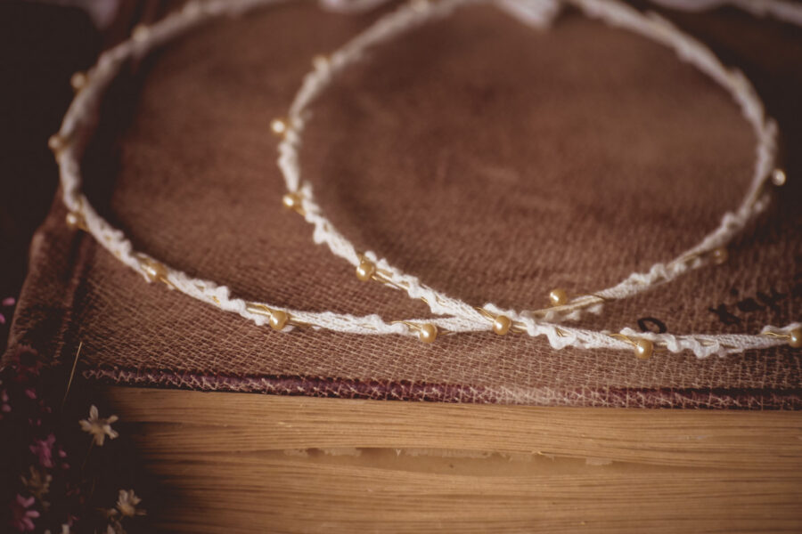 Στέφανα γάμου με μεταξωτό μπεζ σχοινί, δαντέλα και πέρλες. | στέφανα γάμου σχοινί - δαντέλα από Velissaria.gr