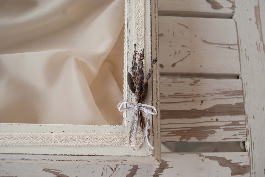 Ξύλινη στεφανοθήκη “λεβάντα”, με διακόσμηση δαντέλας,αποξηραμένης λεβάντας και φύλλα πορσελάνης | στεφανοθήκες από Velissaria.gr