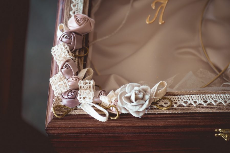 Στεφανοθήκη με διακόσμηση | στεφανοθήκες από Velissaria.gr