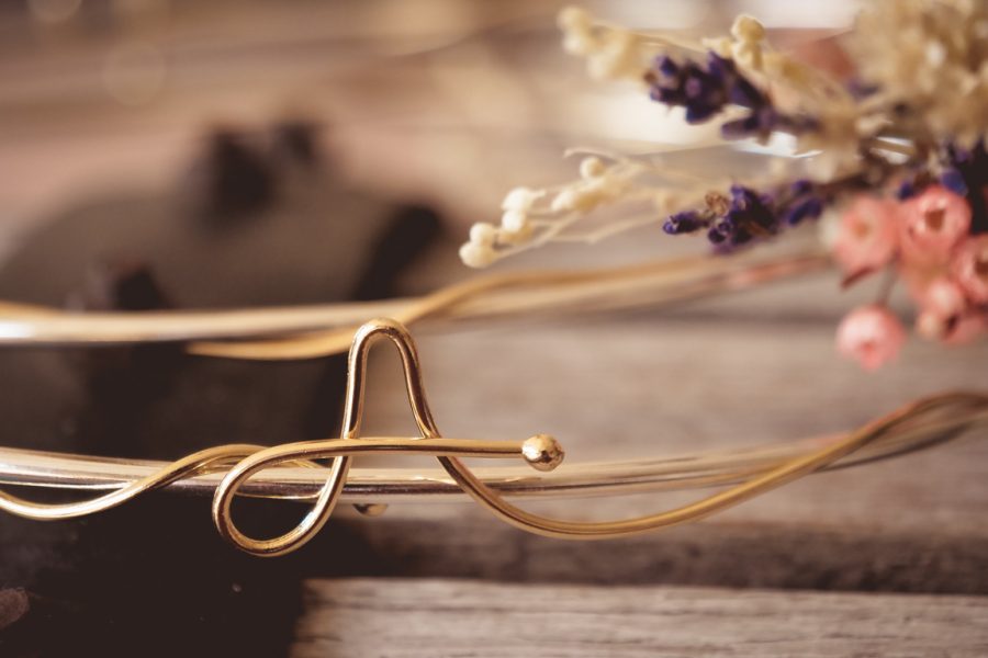 Επάργυρα στέφανα με μονογράμματα και αποξηραμένα λουλουδάκια | στέφανα γάμου επάργυρα από Velissaria.gr