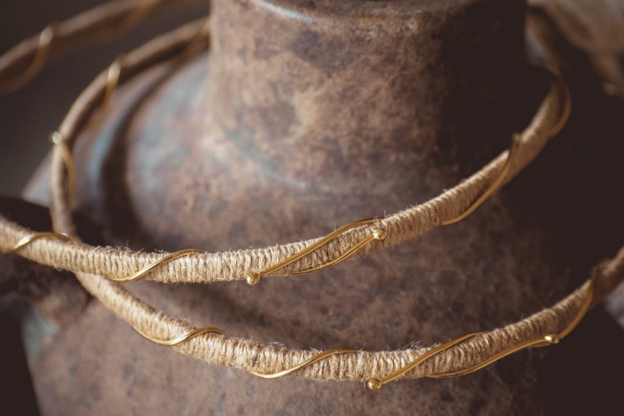 Στέφανα με λινάτσα και επίχρυση βέργα | στέφανα γάμου σχοινί - δαντέλα από Velissaria.gr