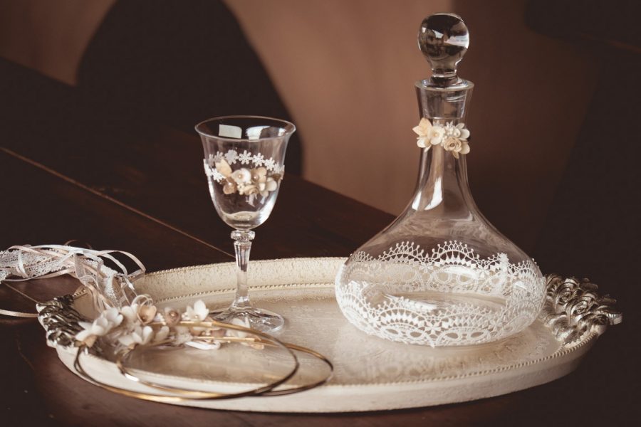 Δίσκος-καράφα-ποτήρι με διακόσμηση | σετ γαμου δίσκος-καράφα-ποτήρι από Velissaria.gr