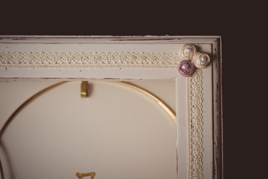 Ξύλινη στεφανοθήκη με διακόσμηση και μονογράμματα | στεφανοθήκες από Velissaria.gr