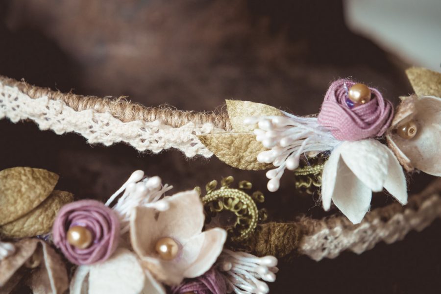 Στέφανα με λινάτσα,δαντέλα και μεταξωτά λουλούδια | στέφανα γάμου μεταξωτά από Velissaria.gr