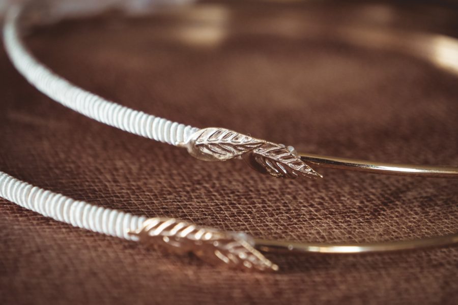 Επίχρυσα στέφανα με μεταξωτό σχοινί και χρυσά φυλαράκια | στέφανα γάμου επίχρυσα από Velissaria.gr