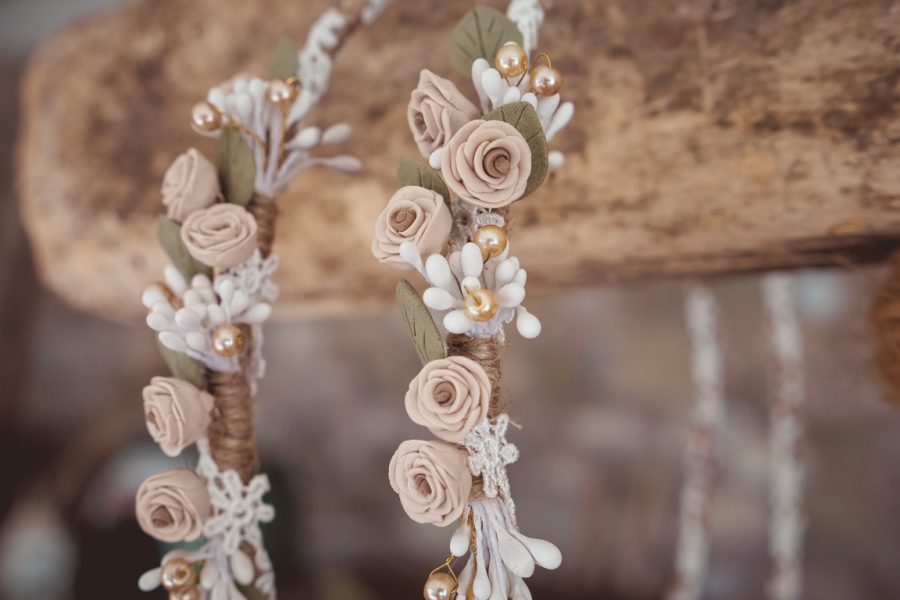 Στέφανα με λινάτσα, δαντέλα και μπουκέτο πορσελάνης | στέφανα γάμου πορσελάνινα - πορσελάνη από Velissaria.gr