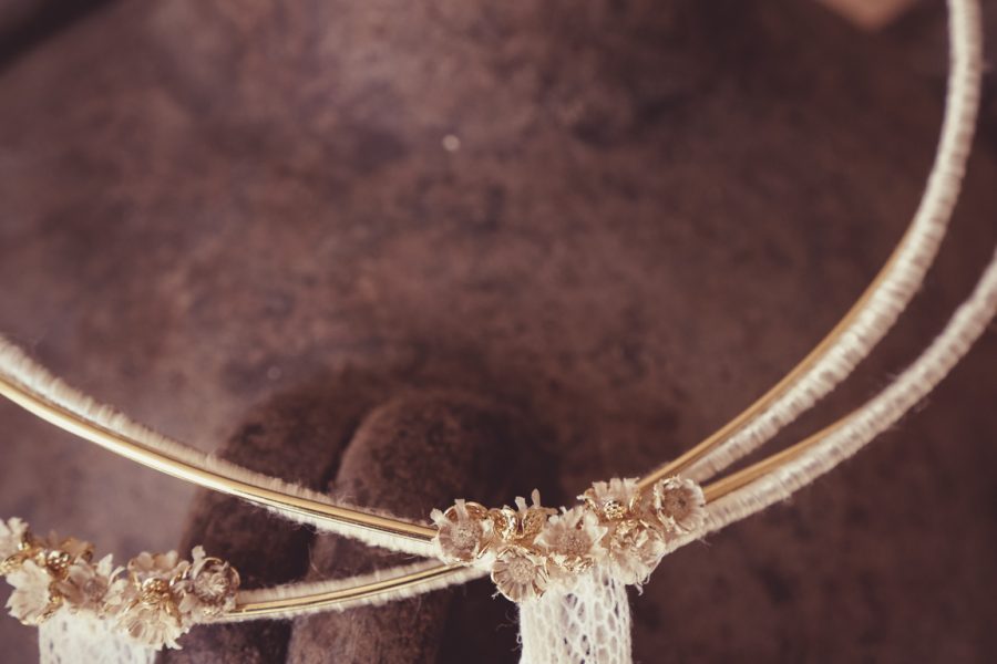 Επίχρυσα στέφανα με μεταξωτό σχοινί και χρυσά λουλουδάκια | στέφανα γάμου επίχρυσα από Velissaria.gr