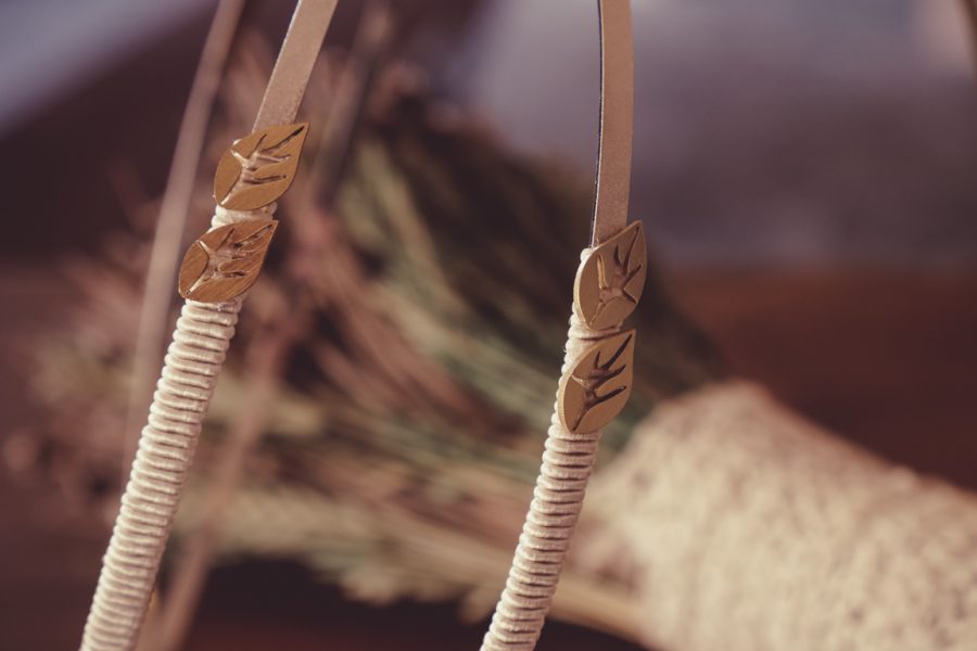 Επάργυρα στέφανα με μεταξωτό σχοινί και χρυσά φυλλαράκια | στέφανα γάμου επάργυρα από Velissaria.gr