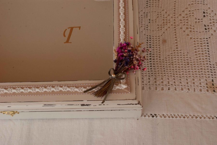 Ξύλινη στεφανοθήκη με διακόσμηση και μονογράμματα | στεφανοθήκες από Velissaria.gr