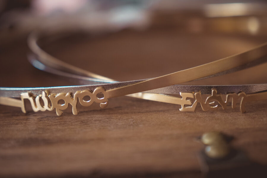 Επίχρυση και επάργυρη βέργα με ονόματα | στέφανα γάμου επίχρυσα από Velissaria.gr