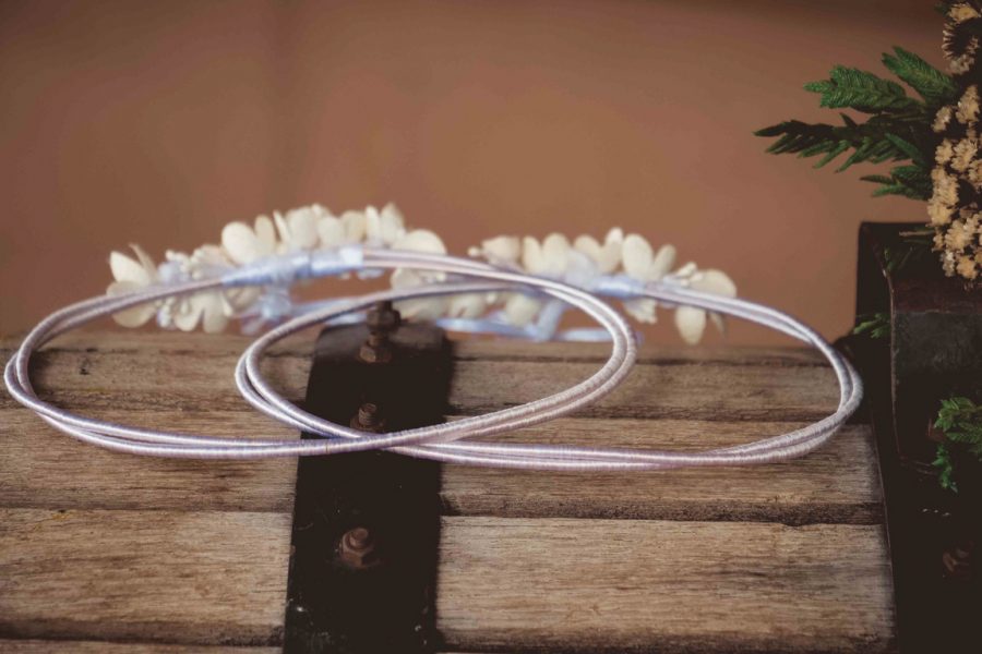 Στέφανα γάμου με διπλή στρογγυλή βέργα και μεταξωτά λουλούδια | στέφανα γάμου μεταξωτά από Velissaria.gr