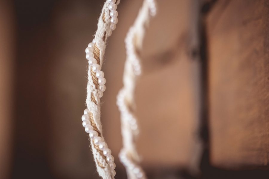 Στέφανα γάμου με σχοινί μπεζ,  δαντέλα και περλίτσες | στέφανα γάμου σχοινί - δαντέλα από Velissaria.gr