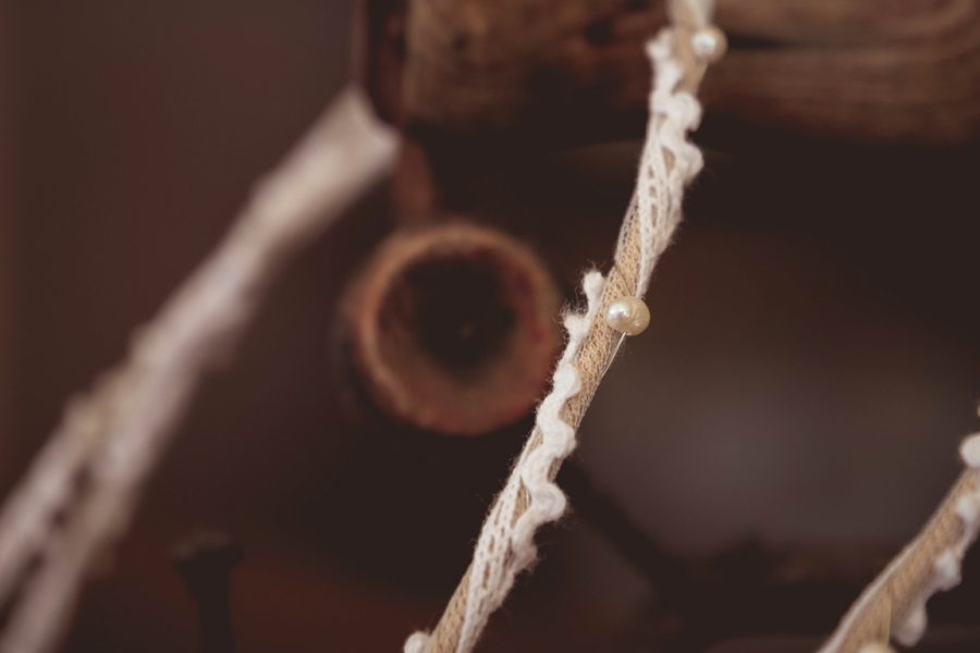 Στέφανα με σχοινί μπεζ,μεταξωτό τούλι,δαντέλα και μαργαριτάρια | στέφανα γάμου σχοινί - δαντέλα από Velissaria.gr