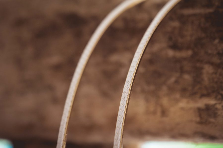 Επίχρυσα στέφανα πλεγμένα με μεταξωτό σχοινί | στέφανα γάμου επίχρυσα από Velissaria.gr