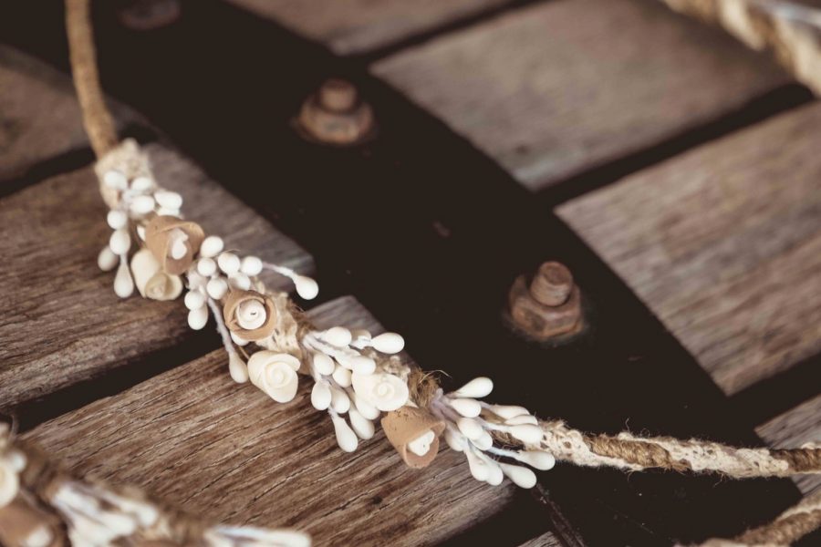 Στέφανα πορσελάνης πλεγμένα με λινάτσα και δαντέλα | στέφανα γάμου πορσελάνινα - πορσελάνη από Velissaria.gr