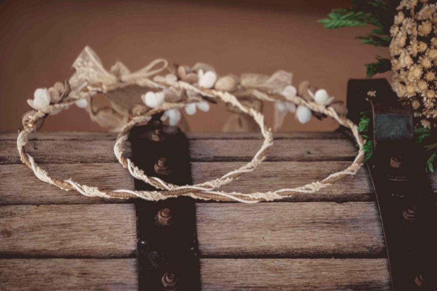 Στέφανα με λινάτσα,δαντέλα και μεταξωτά λουλούδια | στέφανα γάμου μεταξωτά από Velissaria.gr