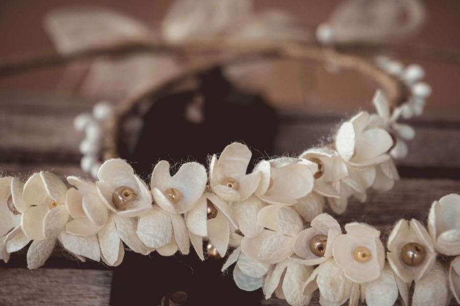 Στέφανα γάμου με μεταξωτά λουλούδια και σχοινί λινάτσας | στέφανα γάμου μεταξωτά από Velissaria.gr