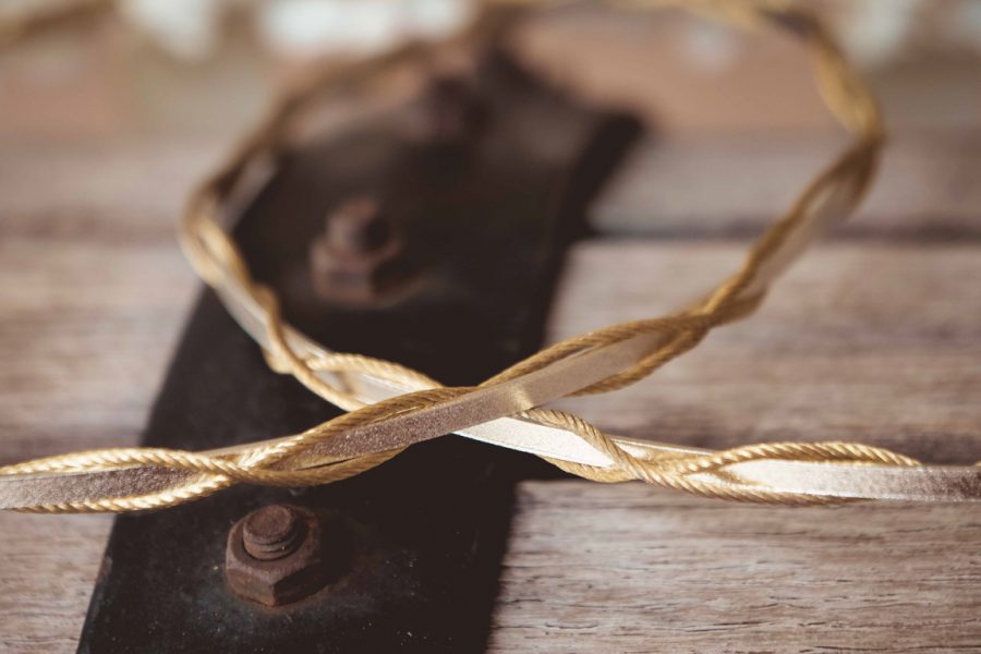 Στέφανα γάμου με επάργυρη βέργα και μεταξωτά λουλούδια | στέφανα γάμου μεταξωτά από Velissaria.gr