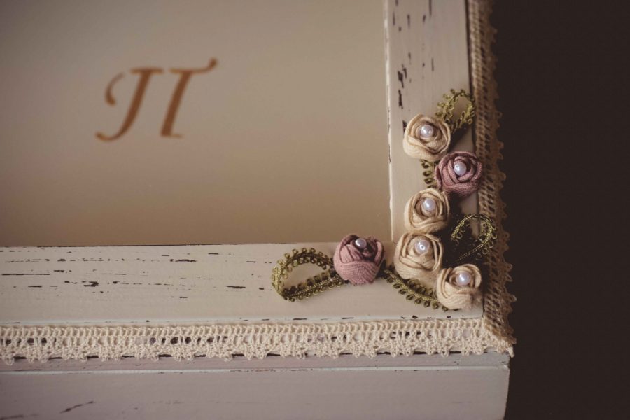 Ξύλινη στεφανοθήκη με διακόσμηση και μονογράμματα | στεφανοθήκες από Velissaria.gr