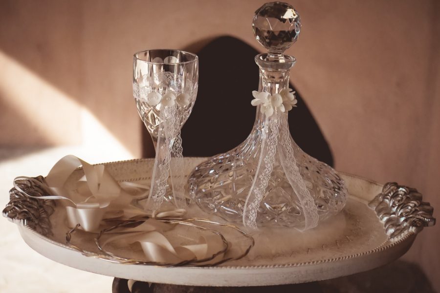 Δίσκος-καράφα-ποτήρι με διακόσμηση | σετ γαμου δίσκος-καράφα-ποτήρι από Velissaria.gr