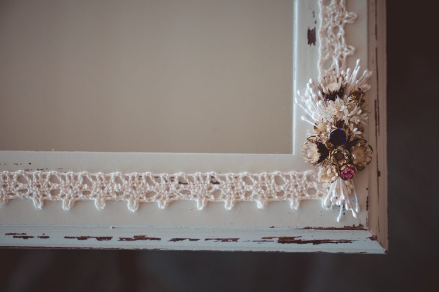 Ξύλινη στεφανοθήκη με διακόσμηση και μονογράμματα | στεφανοθήκες από Velissaria.gr