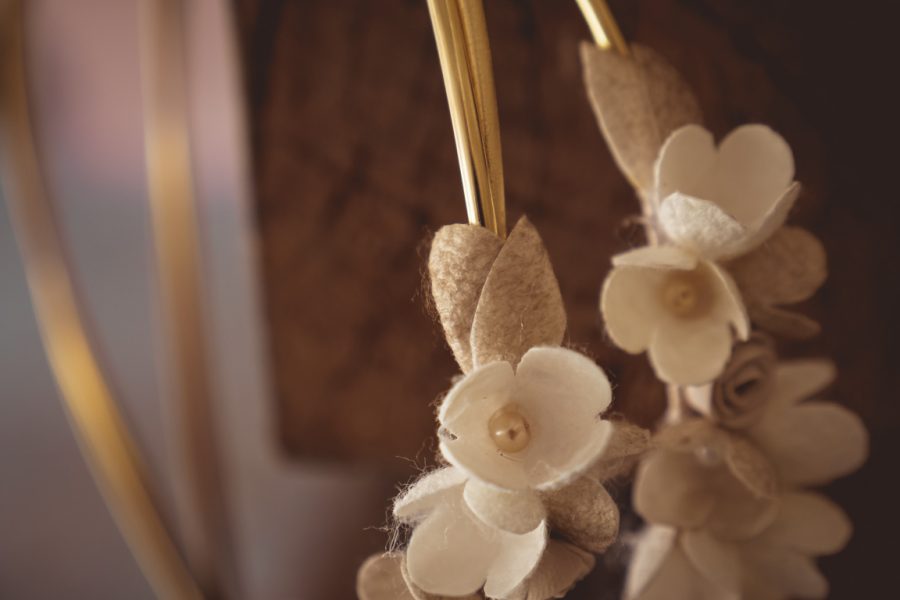 Στέφανα γάμου με επίχρυση βέργα και μεταξωτά λουλούδια | στέφανα γάμου μεταξωτά από Velissaria.gr