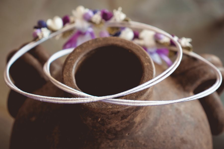 Στέφανα γάμου με διπλή στρογγυλή βέργα και μεταξωτά λουλούδια | στέφανα γάμου μεταξωτά από Velissaria.gr