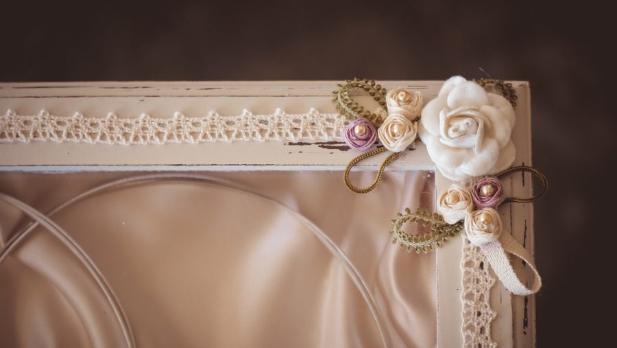 Ξύλινη στεφανοθήκη με διακόσμηση και μονογράμματα | στεφανοθήκες από Velissaria.gr