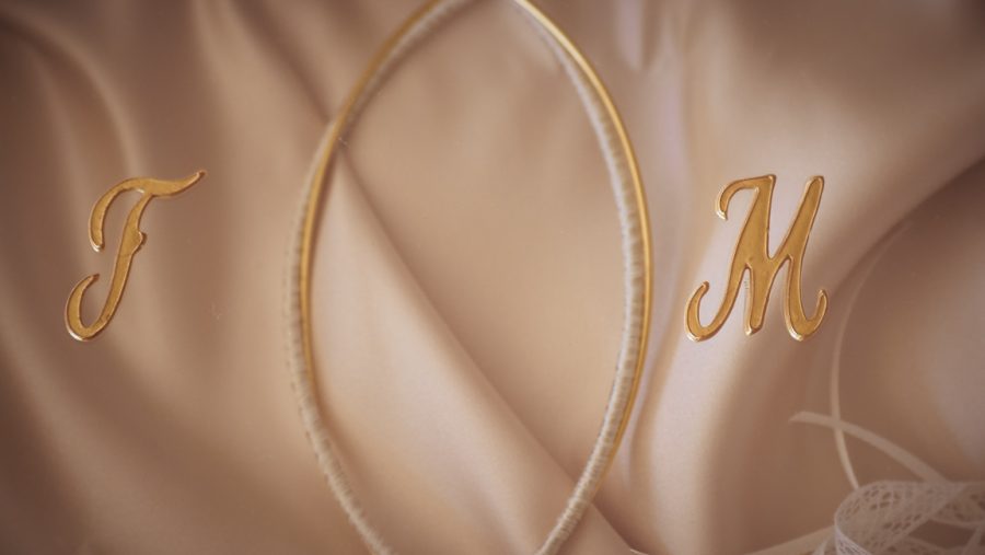 Ξύλινη στεφανοθήκη με διακόσμηση δαντέλας και λουλουδιών | στεφανοθήκες από Velissaria.gr