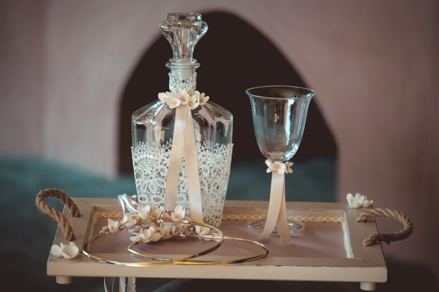 Δίσκος-καράφα-ποτήρι γάμου με διακόσμηση. | σετ γαμου δίσκος-καράφα-ποτήρι από Velissaria.gr