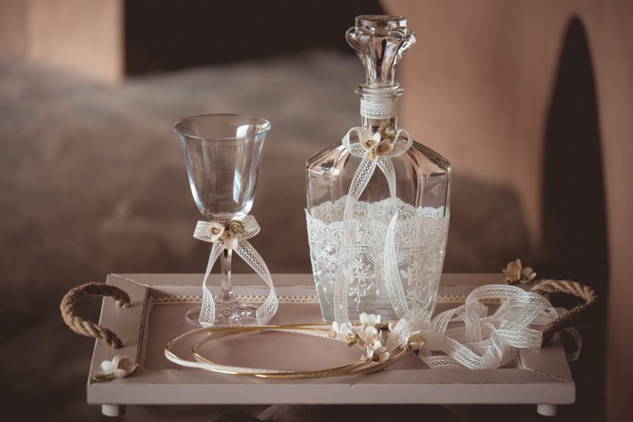 Δίσκος-καράφα-ποτήρι γάμου με διακόσμηση. | σετ γαμου δίσκος-καράφα-ποτήρι από Velissaria.gr