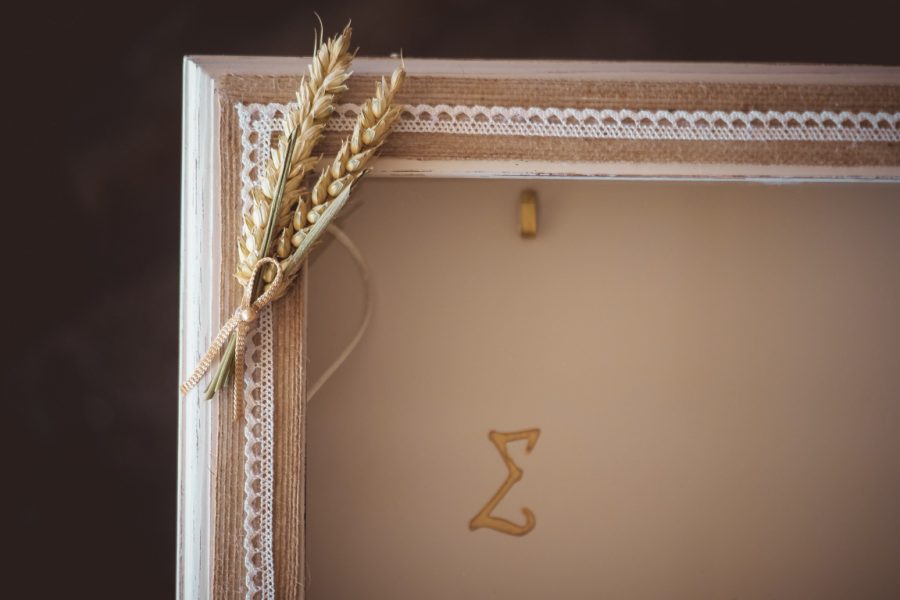 Ξύλινη στεφανοθήκη με διακόσμηση και μονογράμματα | στεφανοθήκες από Velissaria.gr