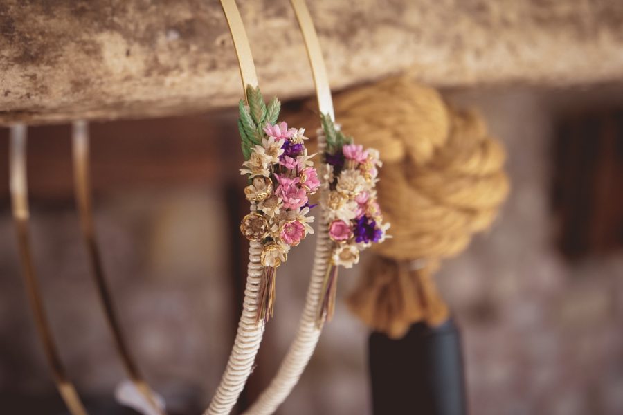 Επίχρυσα στέφανα με μεταξωτό σχοινί και μπουκέτο από λουλούδια | στέφανα γάμου επίχρυσα από Velissaria.gr