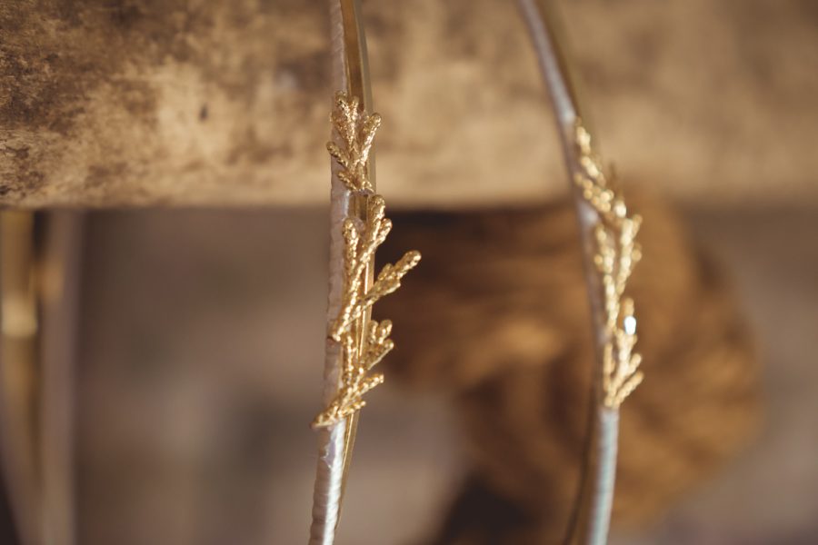 Επίχρυσα στέφανα με μεταξωτό σχοινί και χρυσά φυλαράκια | στέφανα γάμου επίχρυσα από Velissaria.gr