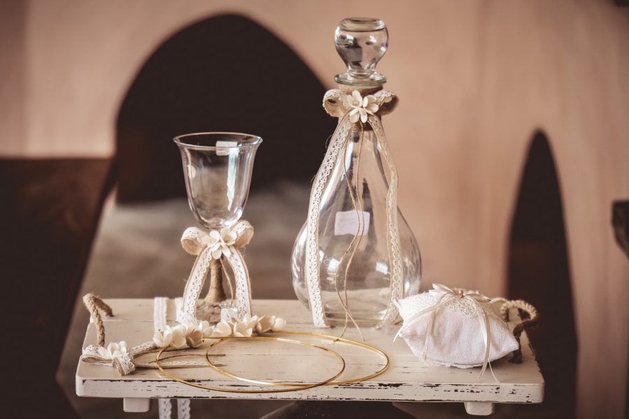 Δίσκος-καράφα-ποτήρι γάμου με διακόσμηση. | σετ γαμου δίσκος-καράφα-ποτήρι από Velissaria.gr