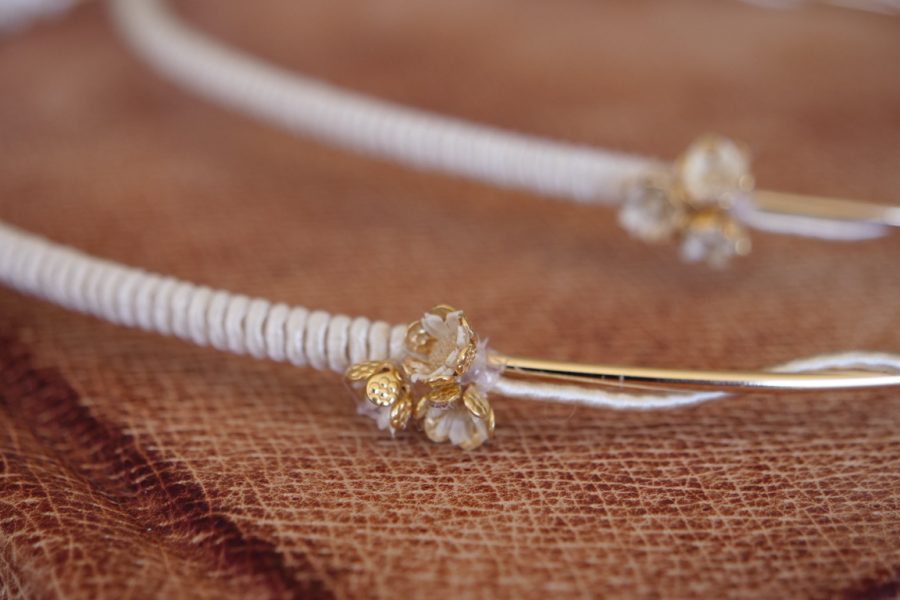 Επίχρυσα στέφανα με μεταξωτό σχοινί και μπουκέτο από λουλούδια | στέφανα γάμου επίχρυσα από Velissaria.gr