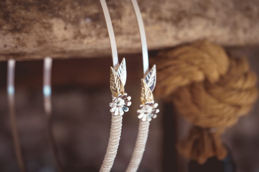 Επάργυρα  στέφανα με μεταξωτό σχοινί και διακόσμηση | στέφανα γάμου επάργυρα από Velissaria.gr