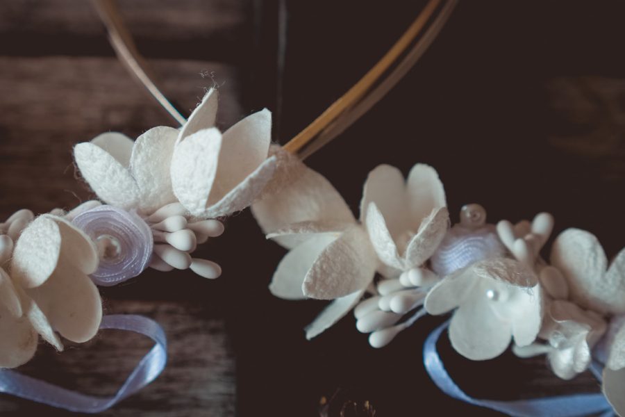 Στέφανα γάμου με επίχρυση-επάργυρη βέργα και μεταξωτά λουλούδια | στέφανα γάμου μεταξωτά από Velissaria.gr