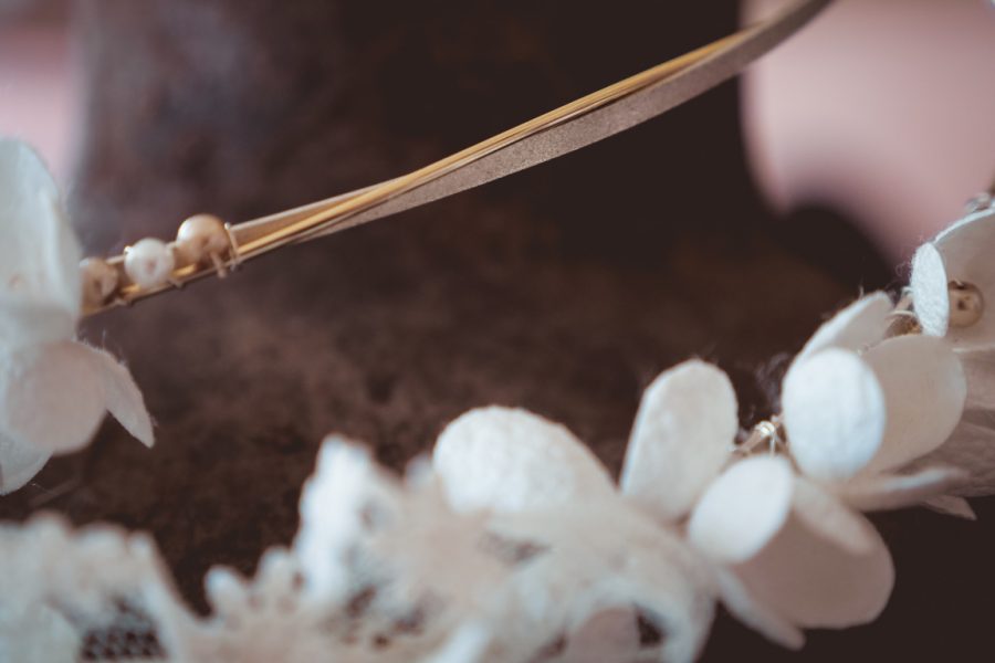 Στέφανα γάμου με επάργυρη-επίχρυση βέργα και μεταξωτά λουλούδια | στέφανα γάμου μεταξωτά από Velissaria.gr