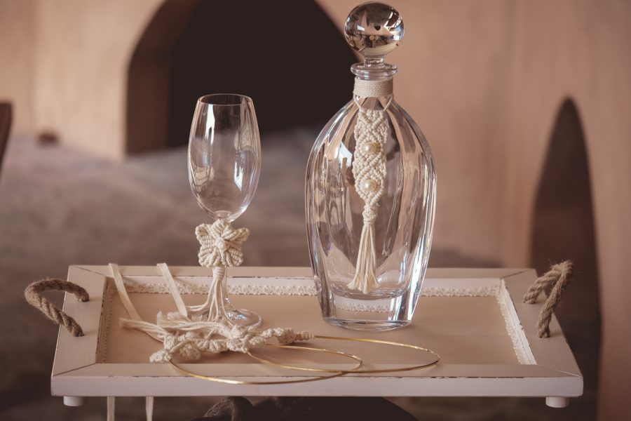 Δίσκος-καράφα-ποτήρι με διακόσμηση μακραμέ. | σετ γαμου δίσκος-καράφα-ποτήρι από Velissaria.gr