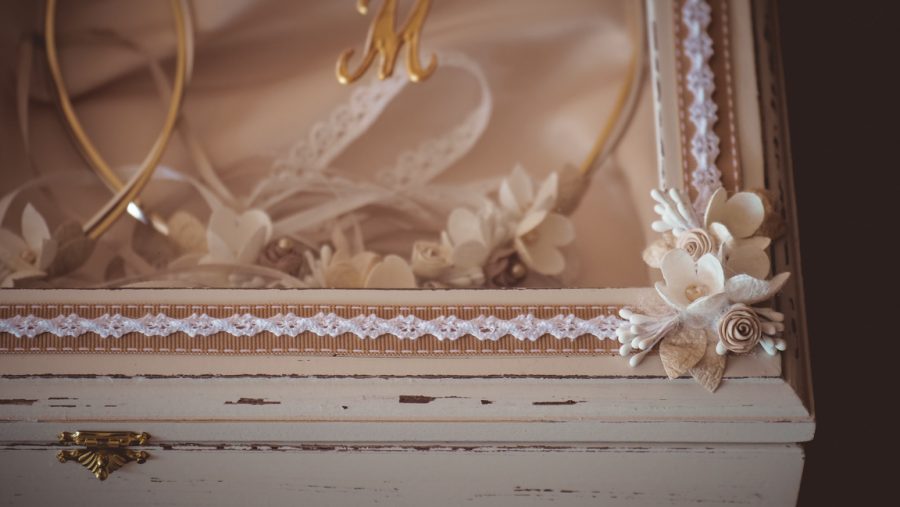 Ξύλινη στεφανοθήκη με διακόσμηση και μονογράμματα | στεφανοθήκες από Velissaria.gr