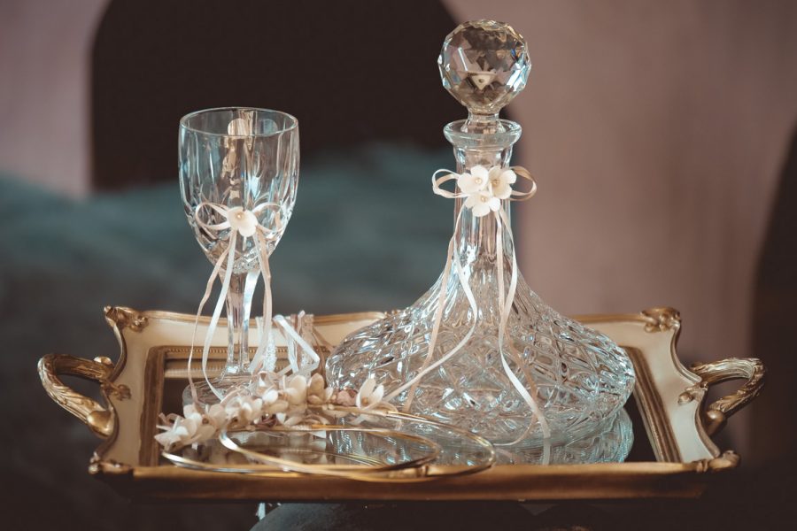 Δίσκος-καράφα-ποτήρι με διακόσμηση | σετ γαμου δίσκος-καράφα-ποτήρι από Velissaria.gr