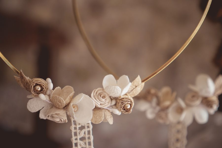 Στέφανα γάμου με επίχρυση τετράγωνη βέργα και μεταξωτά λουλούδια | στέφανα γάμου μεταξωτά από Velissaria.gr