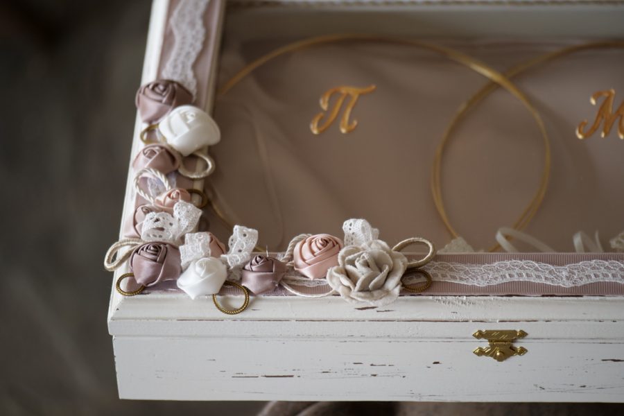 Ξύλινη στεφανοθήκη με διακόσμηση και μονογράμματα | στεφανοθήκες από Velissaria.gr