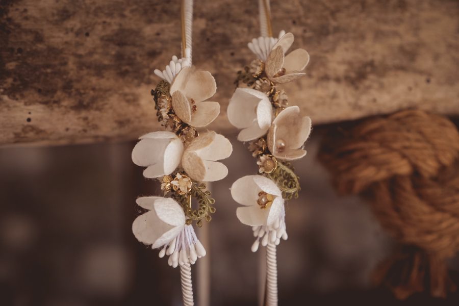 Στέφανα γάμου με μεταξωτά λουλούδια,επίχρυση βέργα και μεταξωτό σχοινί | στέφανα γάμου μεταξωτά από Velissaria.gr