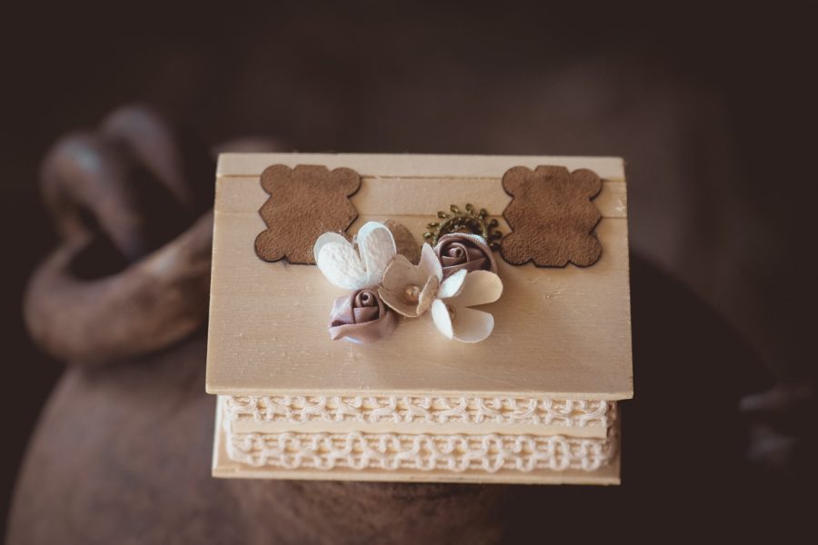 Ξύλινο κουτάκι για τις βέρες | για τις βέρες από Velissaria.gr