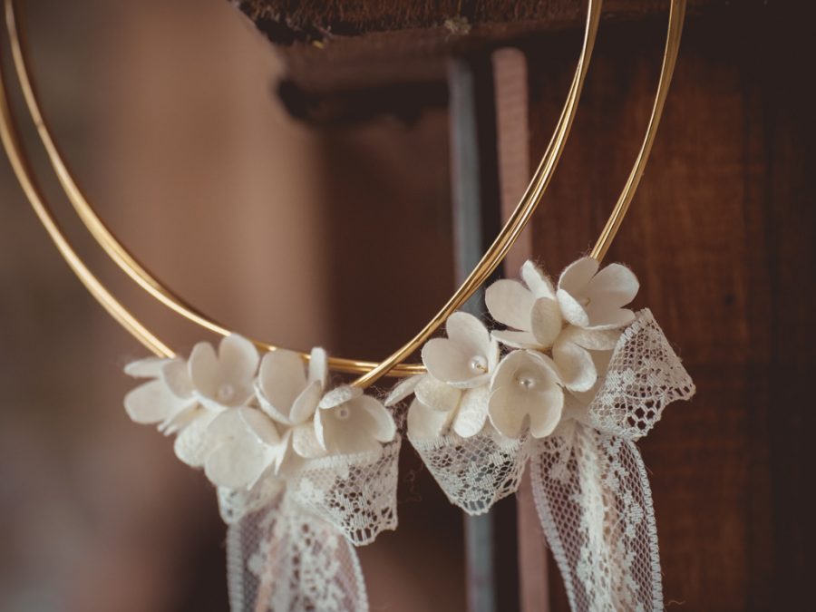 Στέφανα γάμου με επίχρυση βέργα και μεταξωτά λουλούδια | στέφανα γάμου μεταξωτά από Velissaria.gr