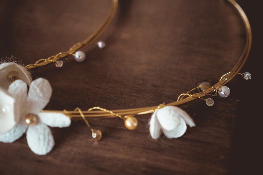 Στέφανα γάμου με επίχρυση βέργα και μεταξωτά λουλούδια | στέφανα γάμου μεταξωτά από Velissaria.gr