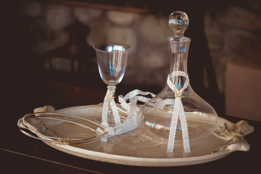 Kαράφα-ποτήρι με διακόσμηση | σετ γαμου δίσκος-καράφα-ποτήρι από Velissaria.gr